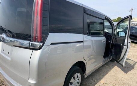 Toyota Noah III, 2021 год, 2 100 000 рублей, 4 фотография