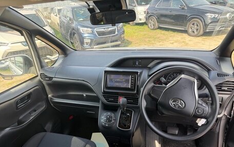 Toyota Noah III, 2021 год, 2 100 000 рублей, 8 фотография
