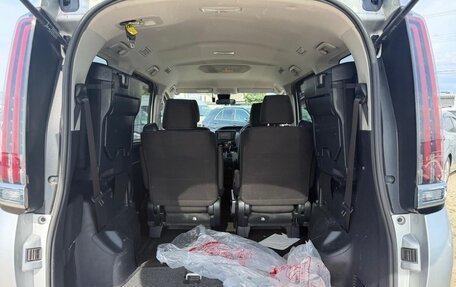Toyota Noah III, 2021 год, 2 100 000 рублей, 11 фотография