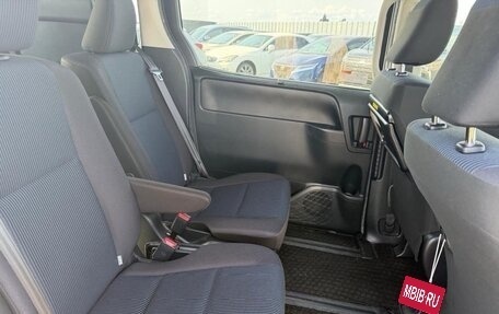 Toyota Noah III, 2021 год, 2 100 000 рублей, 10 фотография