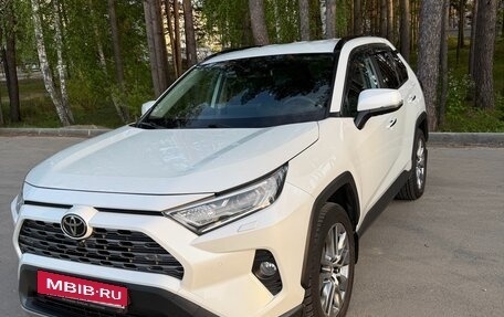 Toyota RAV4, 2022 год, 4 000 000 рублей, 3 фотография