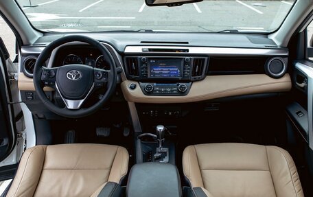 Toyota RAV4, 2019 год, 1 995 000 рублей, 15 фотография