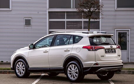 Toyota RAV4, 2019 год, 1 995 000 рублей, 4 фотография