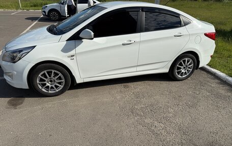 Hyundai Solaris II рестайлинг, 2015 год, 1 050 000 рублей, 4 фотография