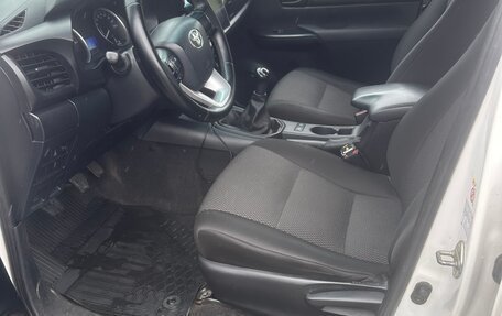 Toyota Hilux VIII, 2016 год, 2 690 000 рублей, 23 фотография