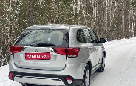 Mitsubishi Outlander III рестайлинг 3, 2021 год, 2 250 000 рублей, 3 фотография