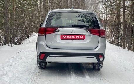 Mitsubishi Outlander III рестайлинг 3, 2021 год, 2 250 000 рублей, 4 фотография