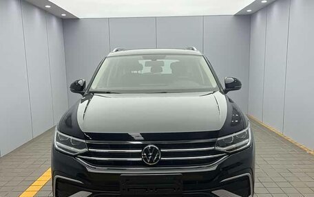 Volkswagen Tiguan II, 2023 год, 2 080 000 рублей, 2 фотография