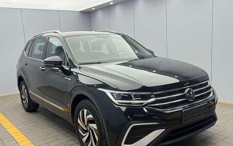 Volkswagen Tiguan II, 2023 год, 2 080 000 рублей, 3 фотография