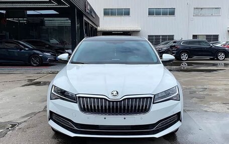 Skoda Superb III рестайлинг, 2022 год, 2 150 000 рублей, 2 фотография
