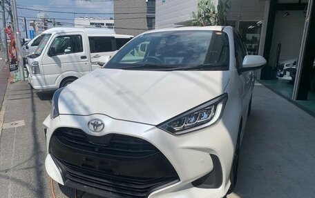 Toyota Yaris, 2022 год, 1 200 000 рублей, 3 фотография