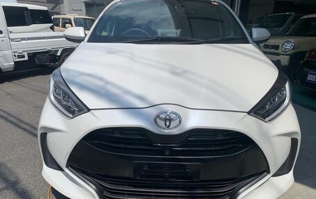 Toyota Yaris, 2022 год, 1 200 000 рублей, 2 фотография
