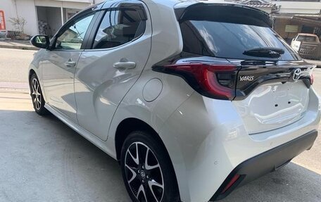 Toyota Yaris, 2022 год, 1 200 000 рублей, 6 фотография
