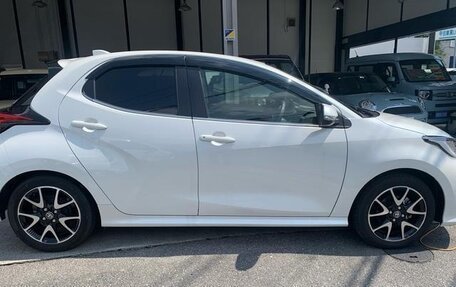 Toyota Yaris, 2022 год, 1 200 000 рублей, 7 фотография