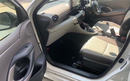 Toyota Yaris, 2022 год, 1 200 000 рублей, 9 фотография