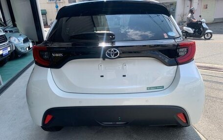 Toyota Yaris, 2022 год, 1 200 000 рублей, 5 фотография
