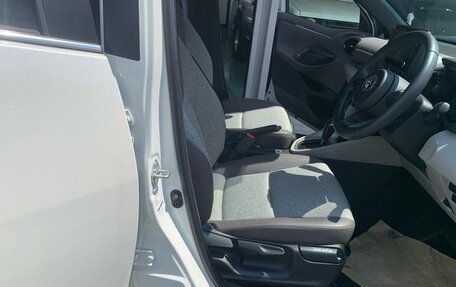 Toyota Yaris, 2022 год, 1 200 000 рублей, 18 фотография