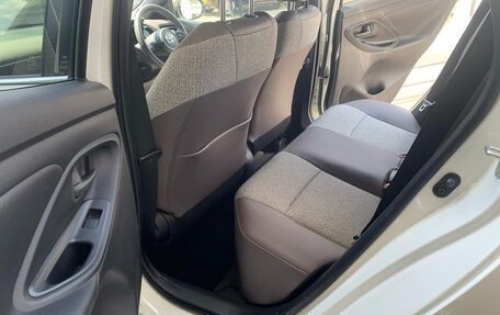 Toyota Yaris, 2022 год, 1 200 000 рублей, 17 фотография