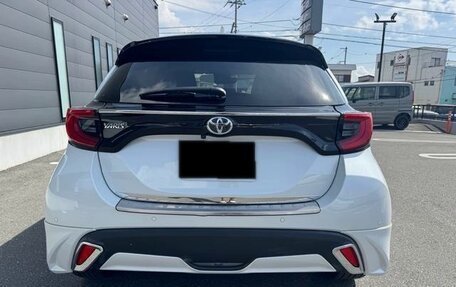 Toyota Yaris, 2022 год, 1 290 000 рублей, 6 фотография