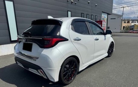 Toyota Yaris, 2022 год, 1 290 000 рублей, 5 фотография