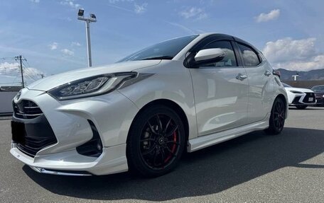 Toyota Yaris, 2022 год, 1 290 000 рублей, 3 фотография