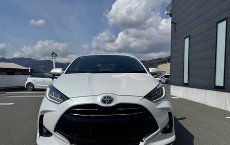Toyota Yaris, 2022 год, 1 290 000 рублей, 2 фотография