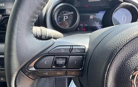 Toyota Yaris, 2022 год, 1 290 000 рублей, 12 фотография