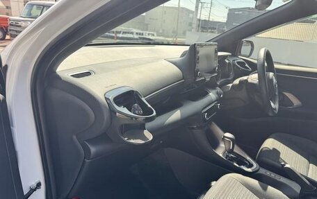 Toyota Yaris, 2022 год, 1 290 000 рублей, 8 фотография