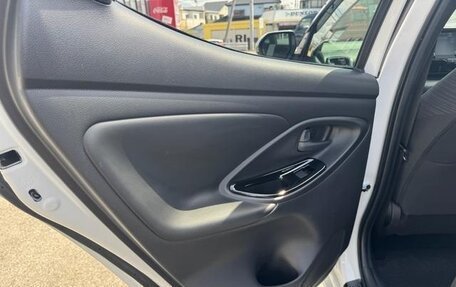 Toyota Yaris, 2022 год, 1 290 000 рублей, 27 фотография