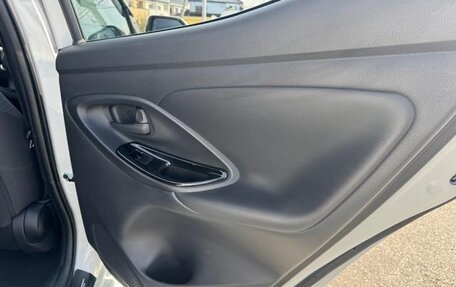 Toyota Yaris, 2022 год, 1 290 000 рублей, 23 фотография