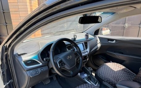 Hyundai Solaris II рестайлинг, 2017 год, 900 000 рублей, 5 фотография
