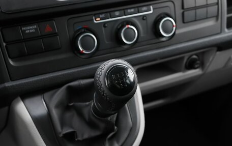 Volkswagen Caravelle T6 рестайлинг, 2019 год, 2 749 000 рублей, 17 фотография
