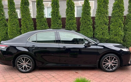 Toyota Camry, 2021 год, 3 370 000 рублей, 2 фотография