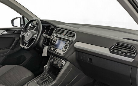 Volkswagen Tiguan II, 2018 год, 2 500 000 рублей, 13 фотография