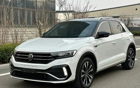 Volkswagen T-Roc I, 2023 год, 1 855 000 рублей, 1 фотография