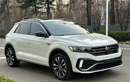 Volkswagen T-Roc I, 2023 год, 1 855 000 рублей, 3 фотография