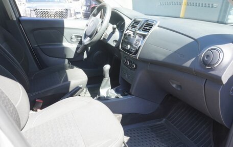 Renault Logan II, 2017 год, 731 000 рублей, 11 фотография