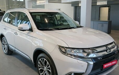 Mitsubishi Outlander III рестайлинг 3, 2018 год, 1 999 000 рублей, 1 фотография