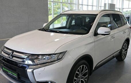 Mitsubishi Outlander III рестайлинг 3, 2018 год, 1 999 000 рублей, 3 фотография