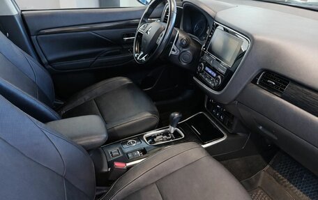 Mitsubishi Outlander III рестайлинг 3, 2018 год, 1 999 000 рублей, 8 фотография