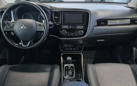 Mitsubishi Outlander III рестайлинг 3, 2018 год, 1 999 000 рублей, 10 фотография