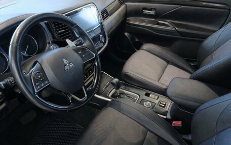 Mitsubishi Outlander III рестайлинг 3, 2018 год, 1 999 000 рублей, 7 фотография