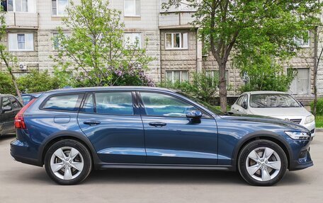 Volvo V60 Cross Country II, 2019 год, 3 750 000 рублей, 5 фотография