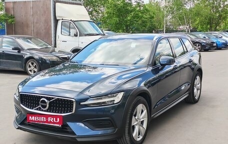 Volvo V60 Cross Country II, 2019 год, 3 750 000 рублей, 3 фотография