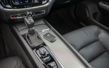 Volvo V60 Cross Country II, 2019 год, 3 750 000 рублей, 12 фотография