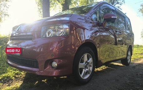 Toyota Voxy II, 2007 год, 1 250 000 рублей, 2 фотография