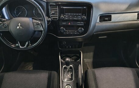 Mitsubishi Outlander III рестайлинг 3, 2017 год, 1 850 000 рублей, 10 фотография