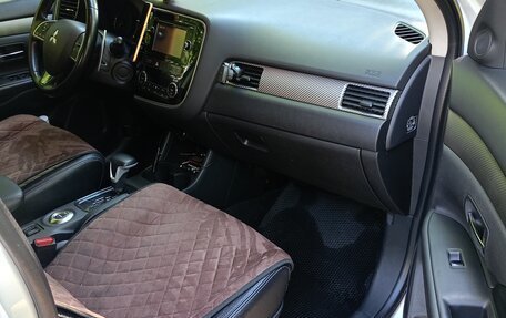 Mitsubishi Outlander III рестайлинг 3, 2014 год, 1 700 000 рублей, 9 фотография