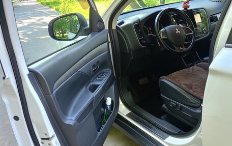 Mitsubishi Outlander III рестайлинг 3, 2014 год, 1 700 000 рублей, 10 фотография