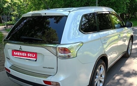 Mitsubishi Outlander III рестайлинг 3, 2014 год, 1 700 000 рублей, 4 фотография